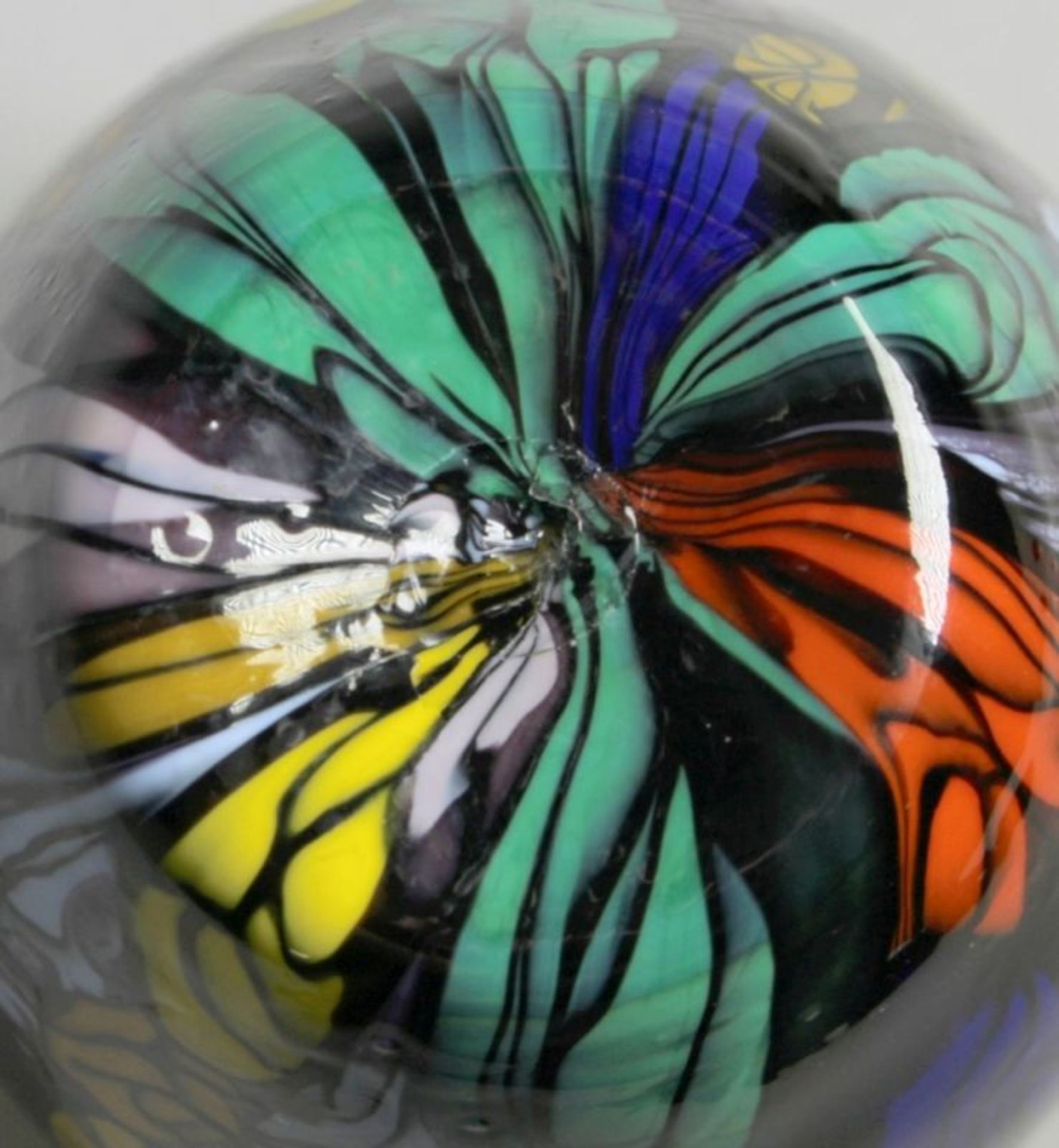 Glas-Ziervase, "Murrine", Murano, neuzeitlich, farbloses Glas, dekoriert mit nahezuflächendeckenden, - Bild 2 aus 2