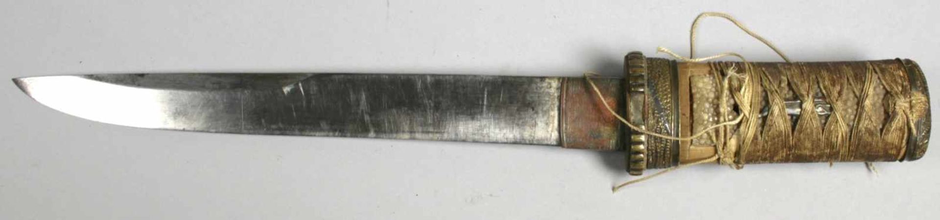 Kurzes Katana, Japan, 18./19. Jh., einschneigige Stahlklinge mit Rückenausschliff und - Bild 4 aus 6