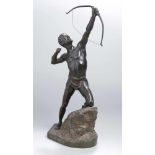 Bronze-Plastik, "Bogenschütze", anonymer Bildhauer um 1900, vollplastische Darstellung aufFels