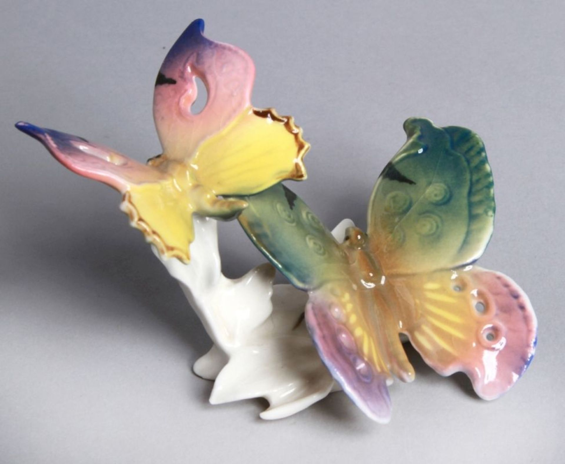 Porzellan-Tierplastik, "Zwei Schmetterlinge", Karl Ens, Volkstedt, 2. Hälfte 20. Jh., aufNatursockel