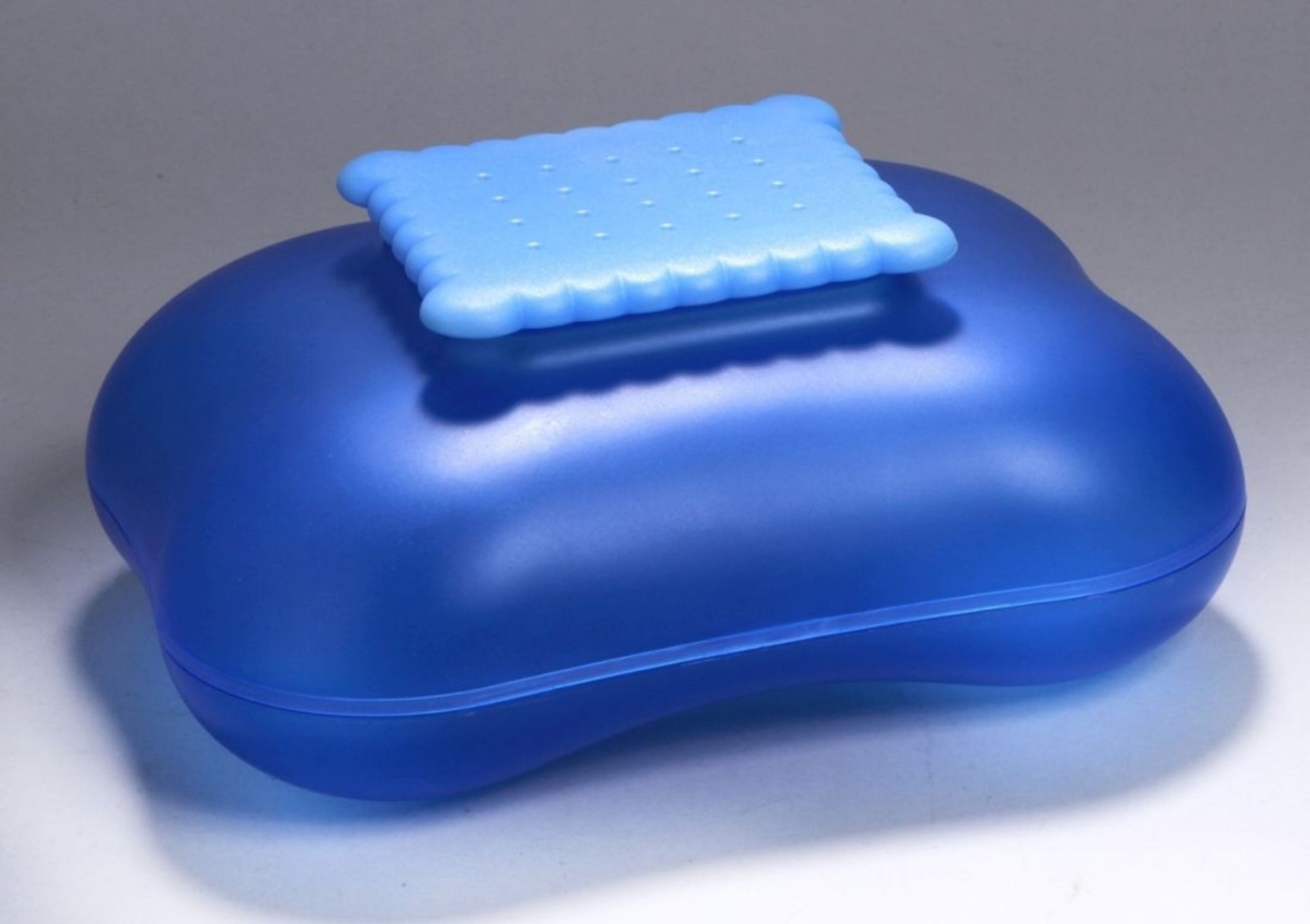 Kunststoff-Keksdose, "Mary Biscuit - blau", Alessi, Italien, geschweifte Form, Deckel inKeksform,