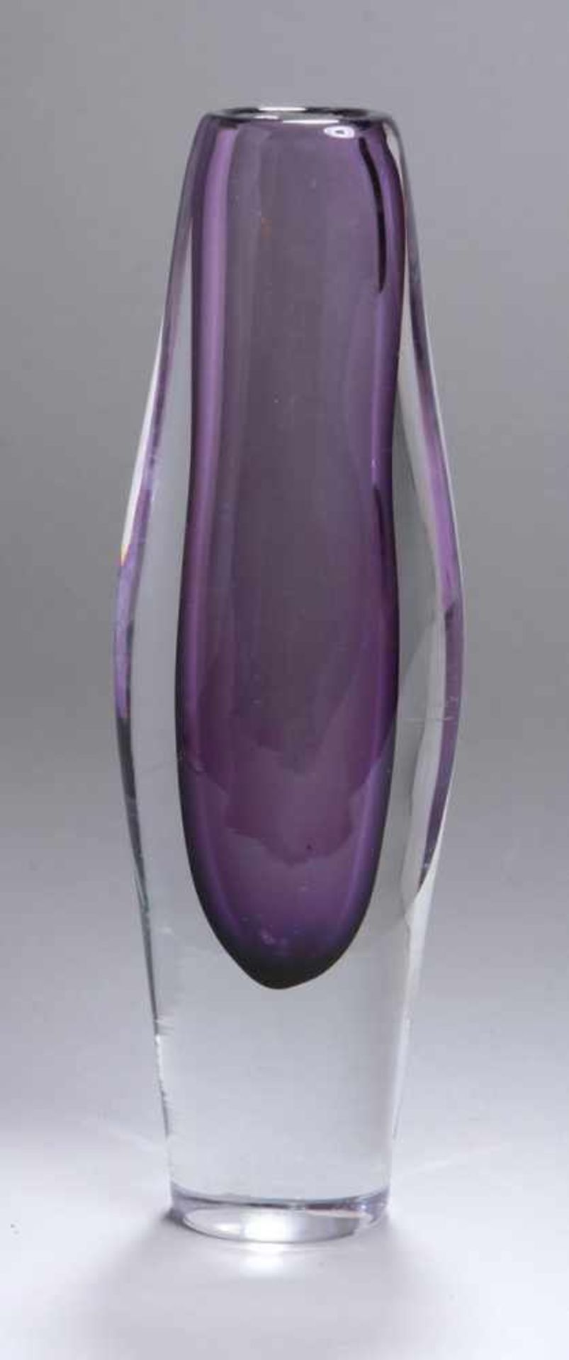 Glas-Ziervase, "Sommerso", Murano, um 1960, runder, massiver Stand, schlanker, leichtbauchiger,