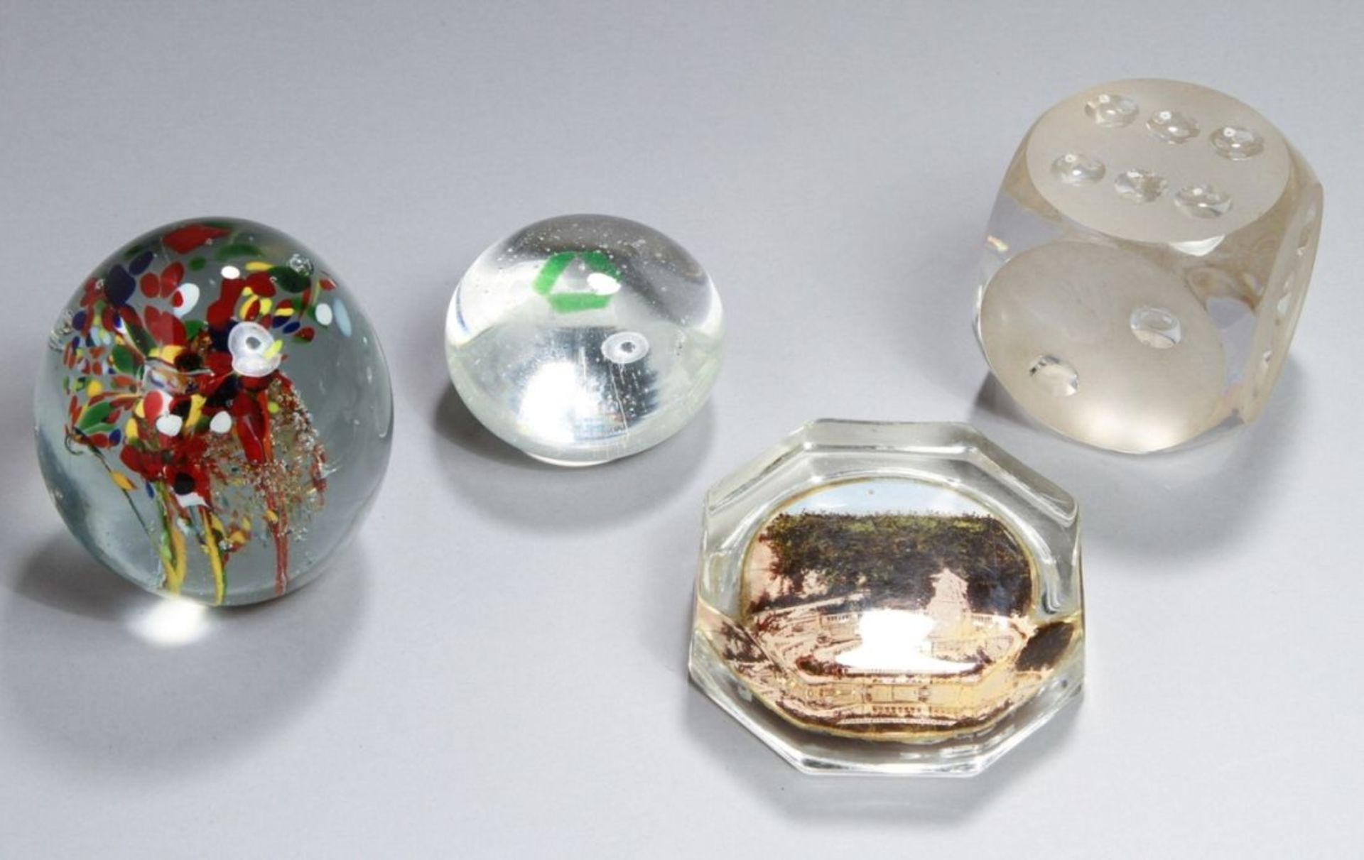 Vier Glas-Paperweights, unterschiedliche Formen und Größen, Klarglaskorpen,unterschiedliche,