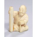 Elfenbein-Okimono bzw. Netsuke, "Mann mit Stab", Japan, späte Meiji-Periode, hockende,vollplastische