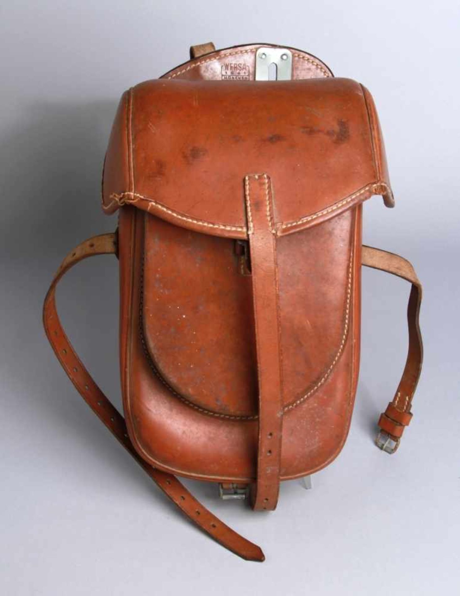 Wehrmacht-Satteltasche, gefertigt aus Leder, Fronttasche, Verschlußriegel und Riemen, bez.Wersa 1941