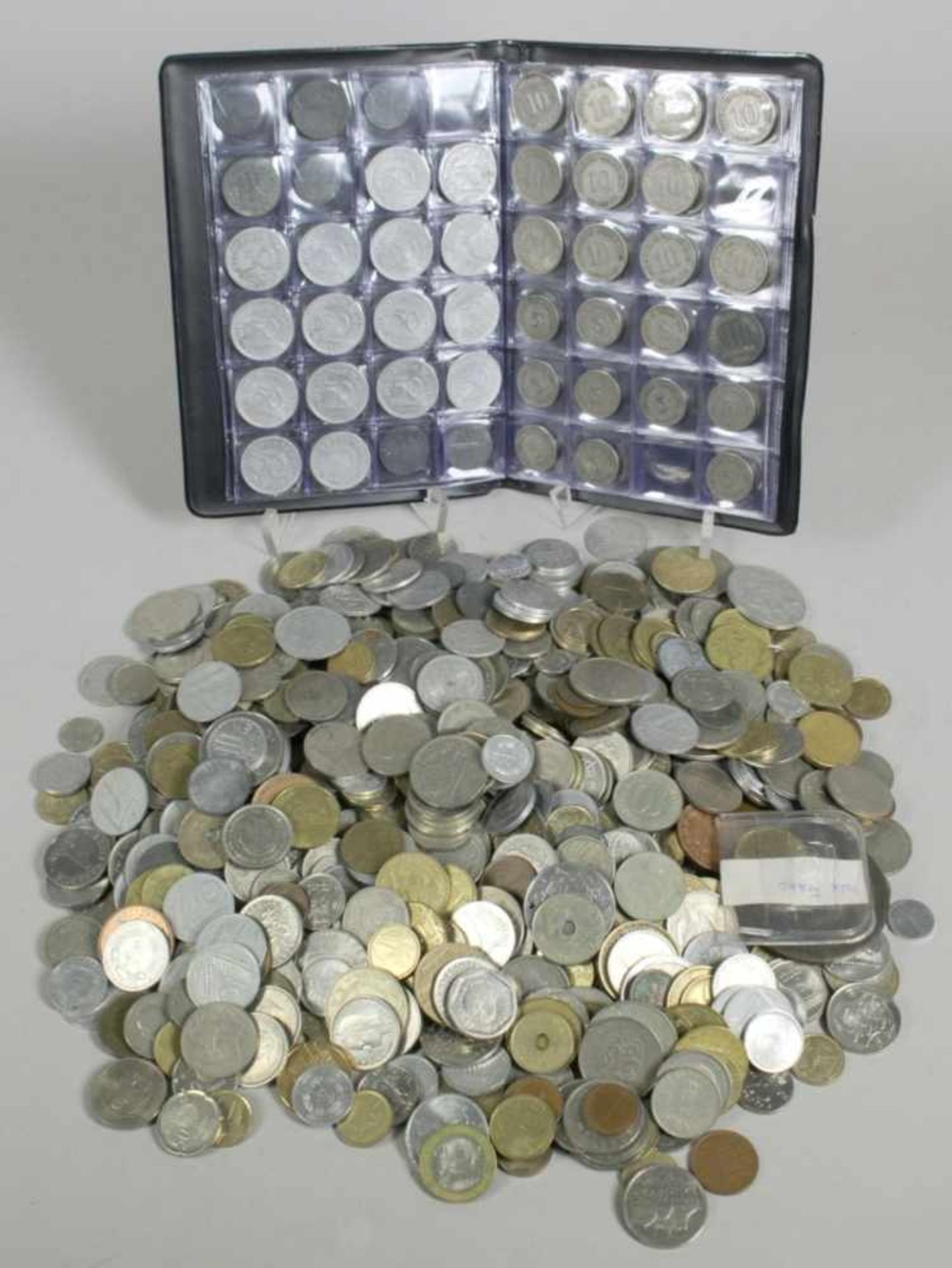 Konvolut Münzen, ungezählt, unterschiedliche Länder, Materialien, Formen, Größen undDekore