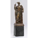 Bronze-Plastik, "Frau in antikem, faltenreichem Gewand", anonymer Bildhauer um 1900,