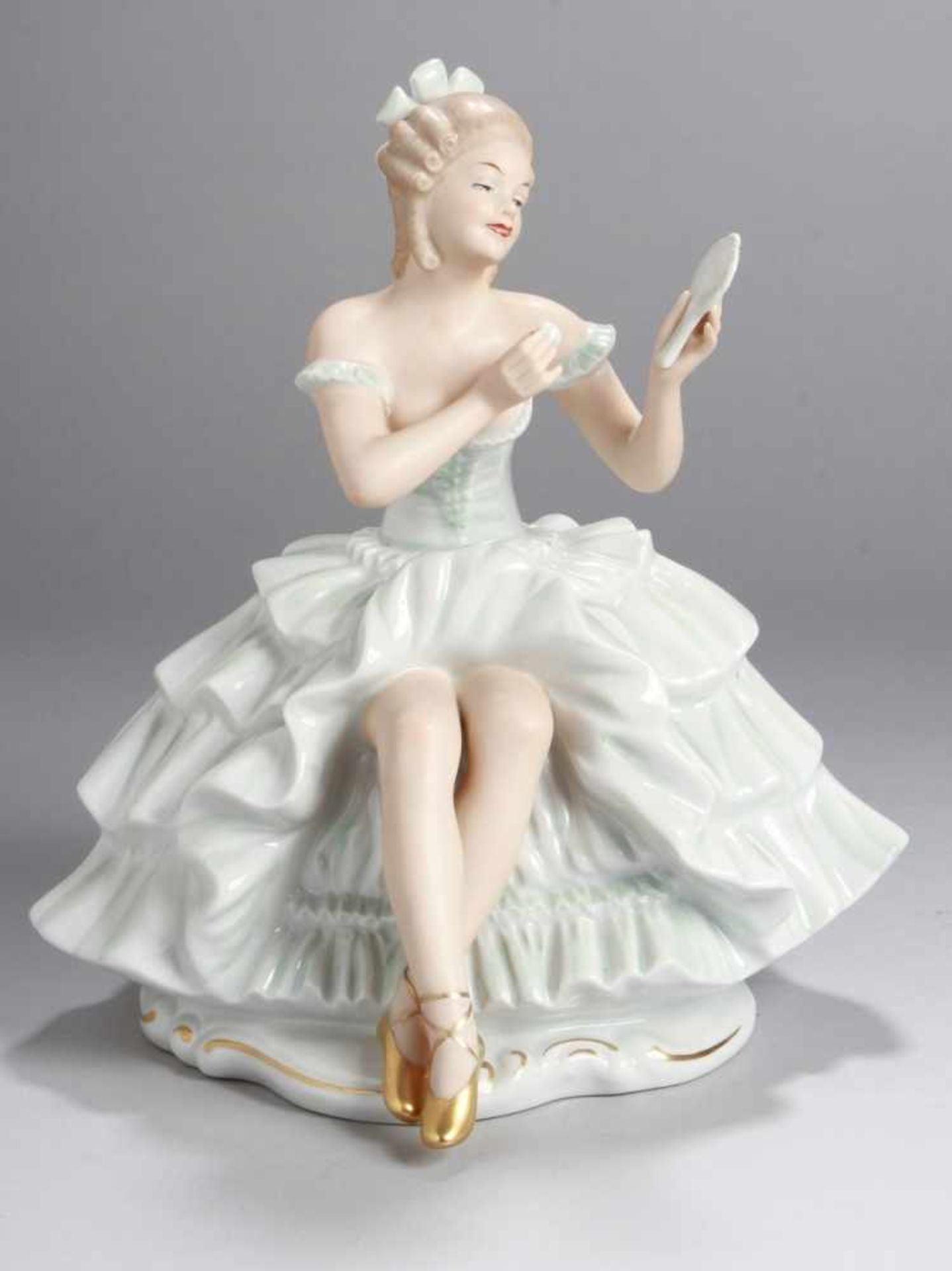 Porzellan-Figur, "Ballerina", Wallendorf, Thüringen, nach 1965, Mod.nr.: 1396, auf Plintheauf Hocker