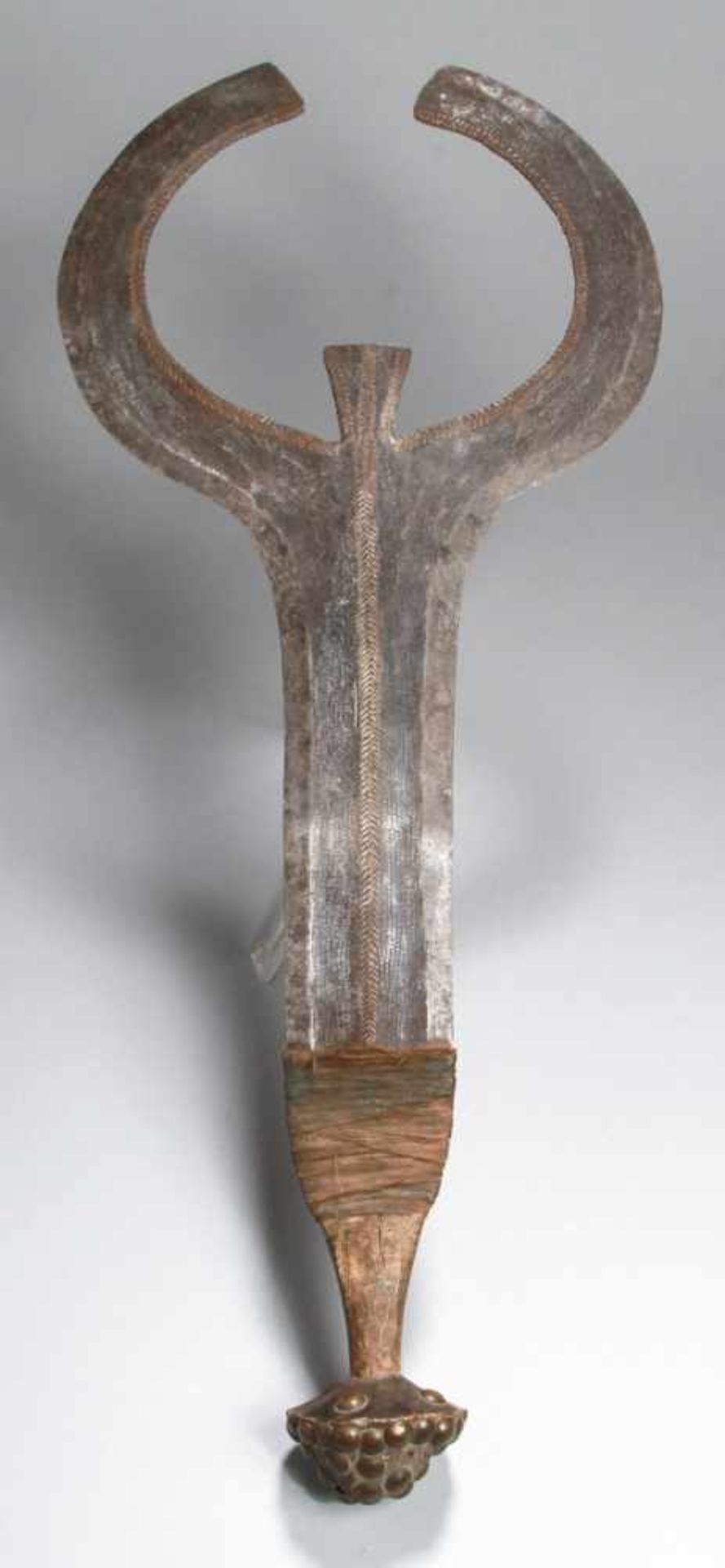 Ritual-Blankwaffe, Ngombe, Kongo, mit Messingnägeln genuppt beschlagener Holzgriff mitSchaft, im