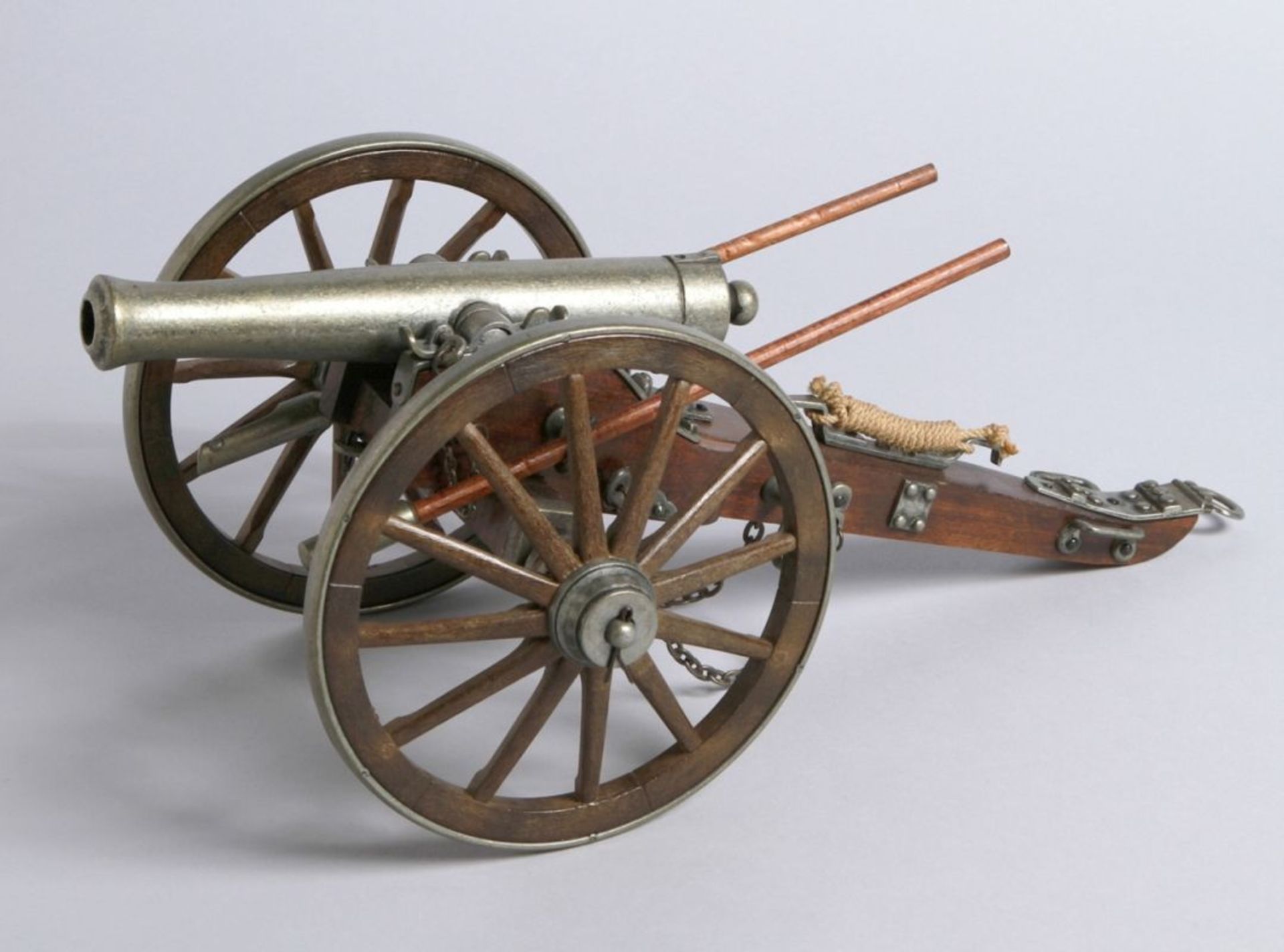 Modell-Kanone, neuzeitlich nach altem Vorbild gearbeitet, Holz, Metall und Kunstsstoff,mit