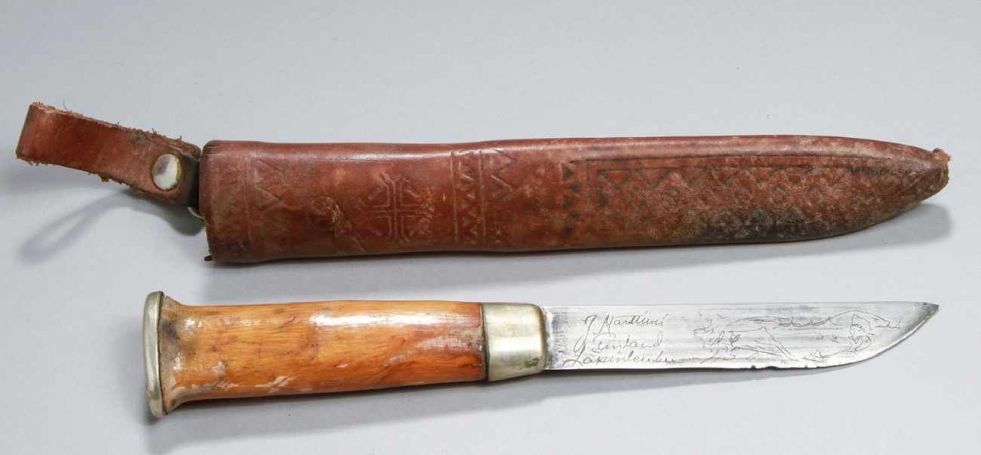 Finnen-Messer in Lederscheide, um 1920-30, spitz zulaufende, einschneidige Stahlklinge,einseitig