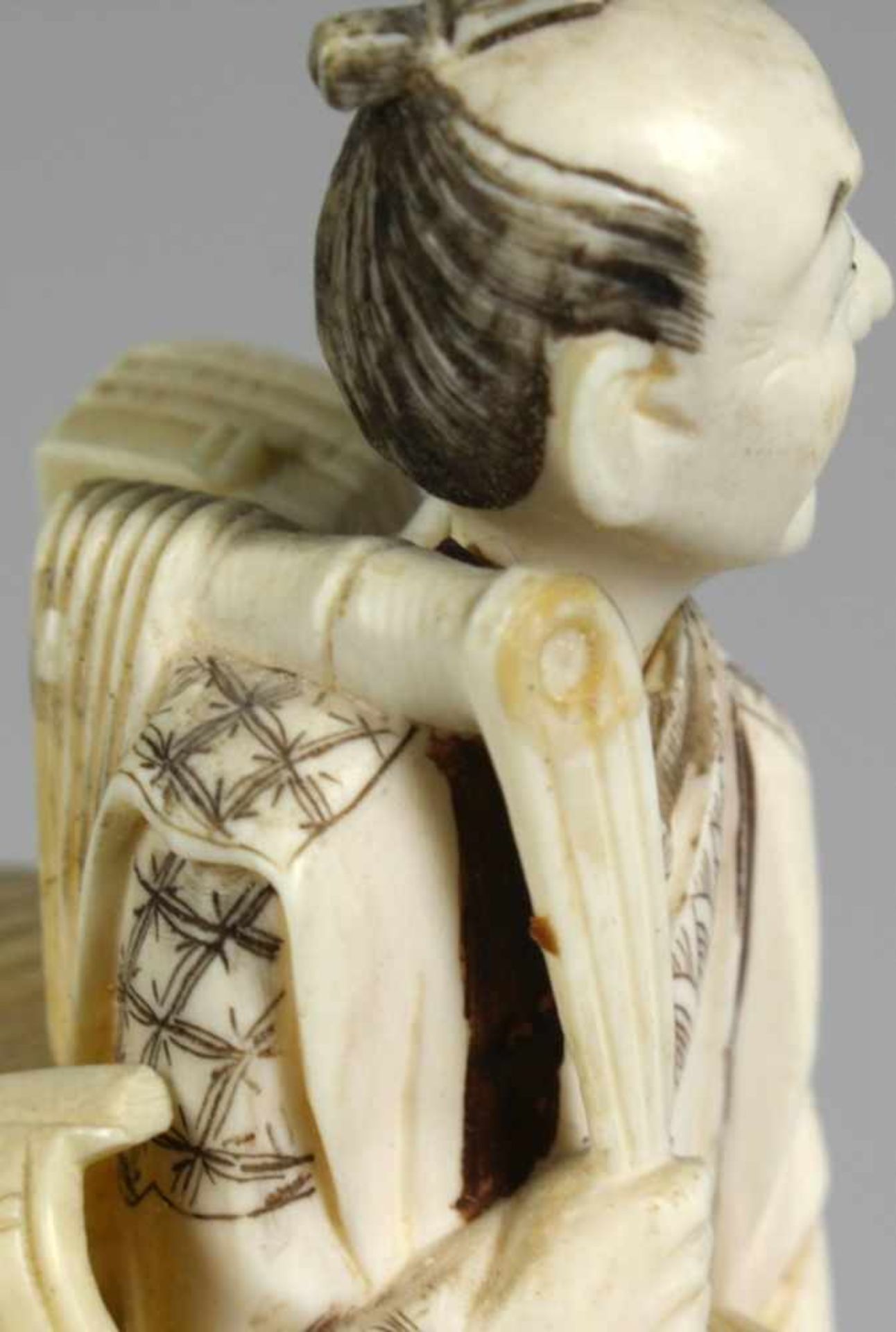 Elfenbein-Figur, "Korbverkäufer", Japan, Meiji-Periode, auf Sockel vollplastische,stehende - Bild 4 aus 5
