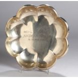 Anbieteschale, dt., Mitte 20. Jh., Silber 830, rund, im Spiegel mit gravierter Widmung, H3 cm, D