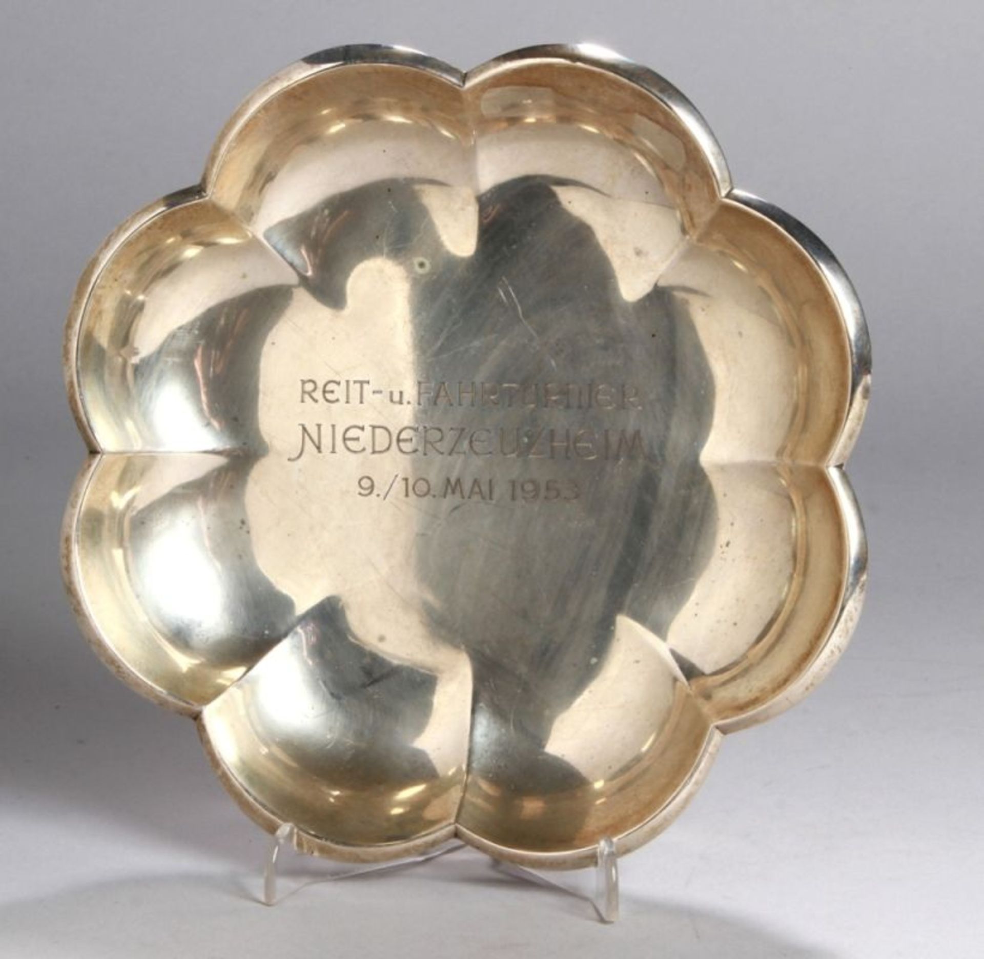 Anbieteschale, dt., Mitte 20. Jh., Silber 830, rund, im Spiegel mit gravierter Widmung, H3 cm, D