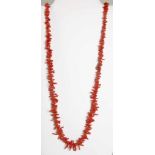 Korallen-Halskette, im Verlauf gefädelt, gefertig aus unregelmäßig geformten Stücken,Farbe: