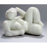 Marmor-Figur, "Liegender, weiblicher Akt", Morio, zeitgenössischer Bildhauer, leichtabstrakte