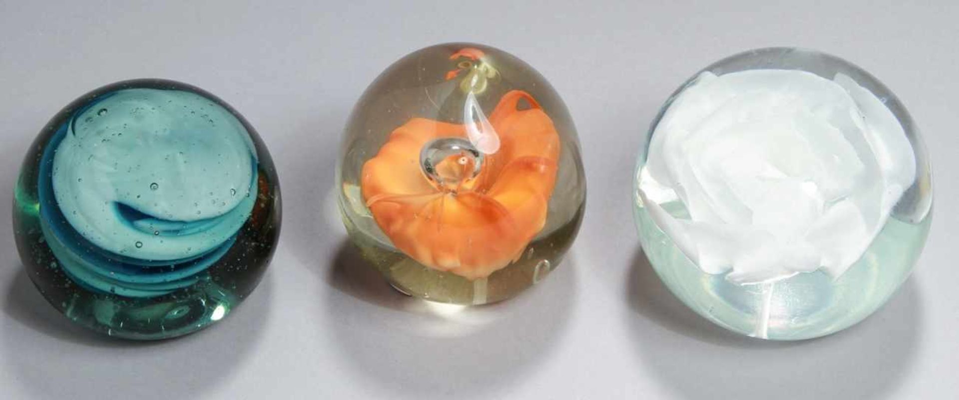 Drei Glas-Paperweights, unterschiedliche Formen und Größen, Klarglaskorpen,unterschiedliche,