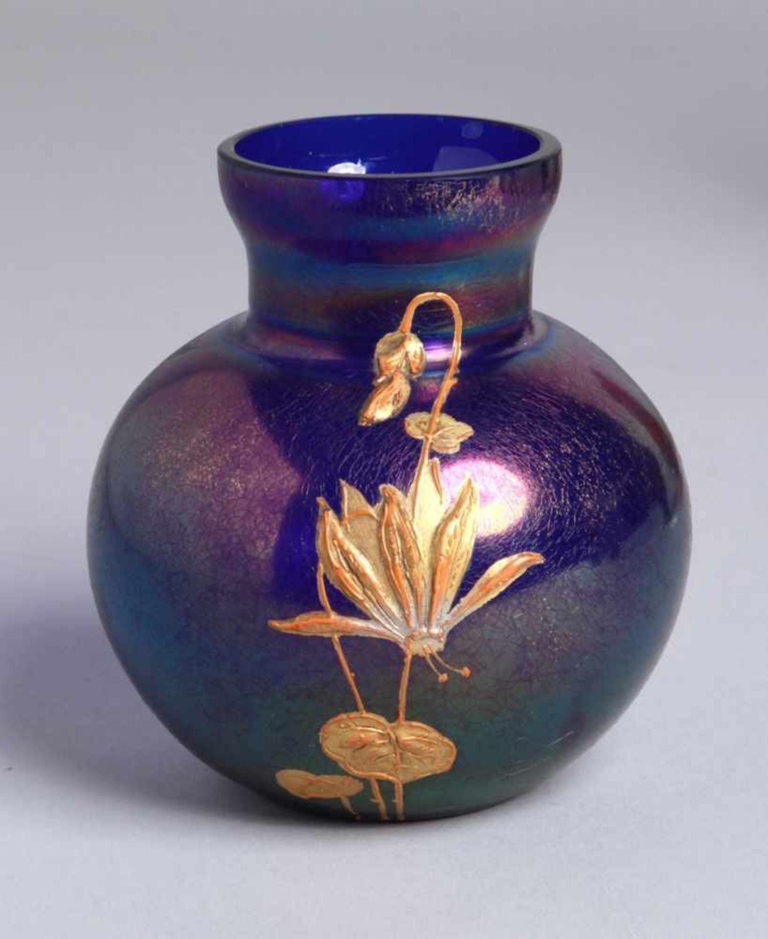 Glas-Ziervase, Böhmen, um 1900, kobaltblaues Glas, matt lüstriert, Schauseite dekoriertmit