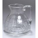 Jugendstil Glas-Krug, Baccarat, Frankreich, farbloses Kristallglas, Schälschliffdekor inBändern,