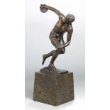 Bronze-Plastik, "Diskuswerfer", anonymer Bildhauer, um 1900, vollplastische Darstellung,dunkel