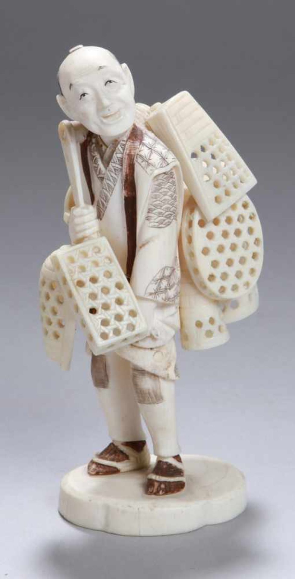 Elfenbein-Figur, "Korbverkäufer", Japan, Meiji-Periode, auf Sockel vollplastische,stehende