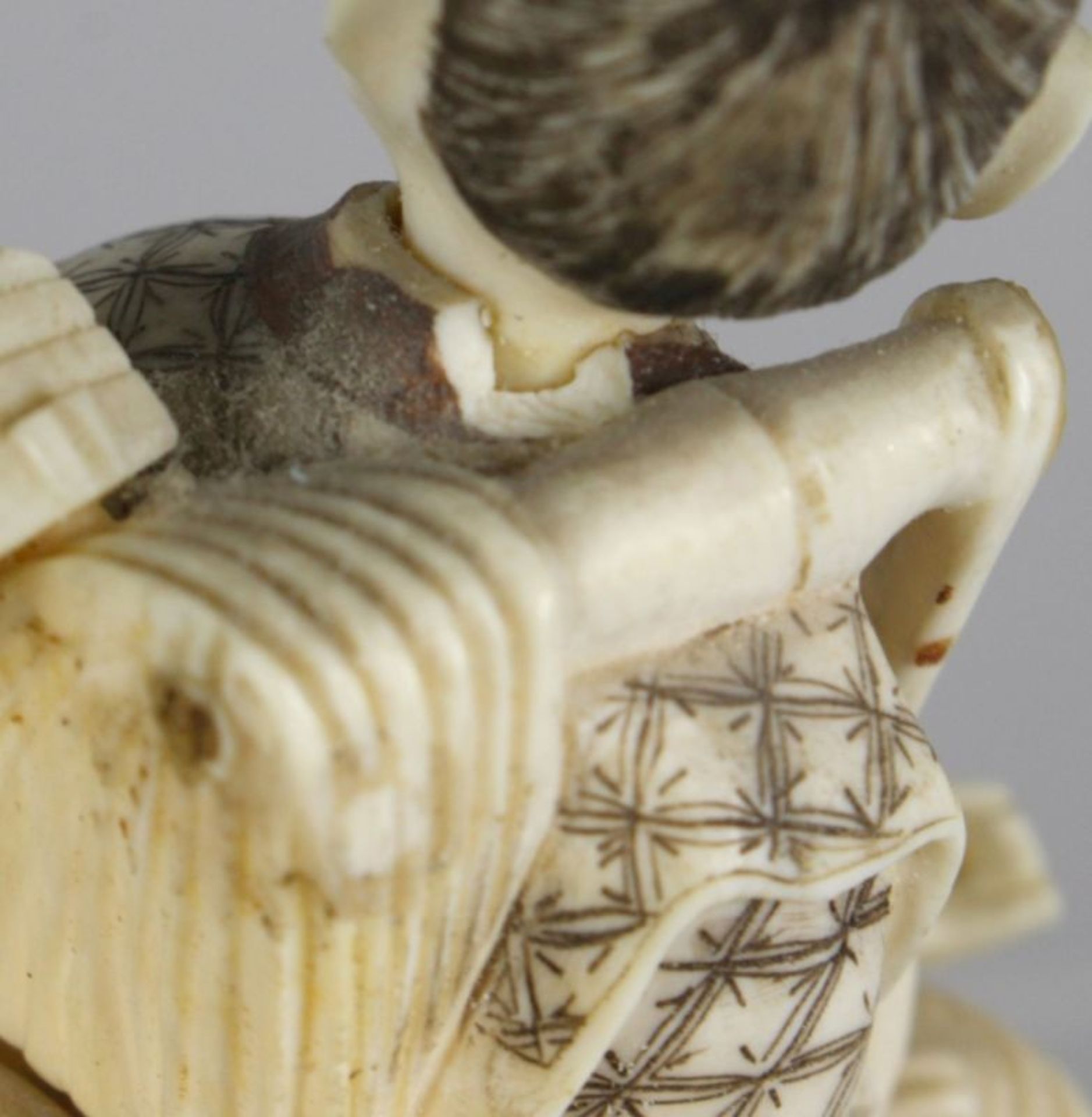 Elfenbein-Figur, "Korbverkäufer", Japan, Meiji-Periode, auf Sockel vollplastische,stehende - Bild 3 aus 5