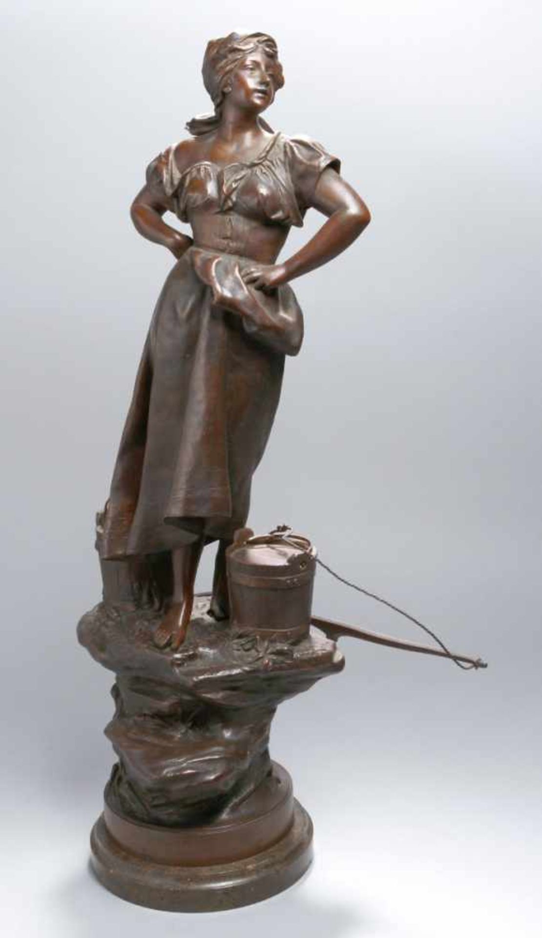 Weißbronze-Plastik, "Wasserträgerin", unleserlich signierender Bildhauer um 1900,vollplastische