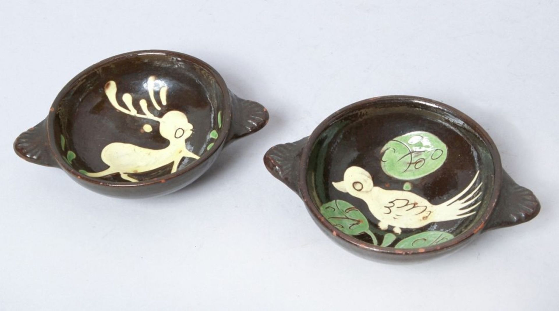 Zwei Keramik-Schälchen, Schwarzwald, 18. Jh., mit seitlichen Muschelgriffen, ziegelroterScherben,