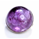 Brosche, Silber, besetzt mit sehr großem Amethyst-Cabochon, ca. 50,00 ct., Farbe: lila