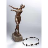Bronze-Plastik, "Nackte Tänzerin mit Blumenreif", Schmidt-Hofer, Otto, Berlin 1873 - 1925ebenda,