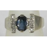 Damenring, WG 585, besetzt mit 1 Safir, ca. 0,70 ct., Farbe: nachtblau, flankiert von 8kleinen