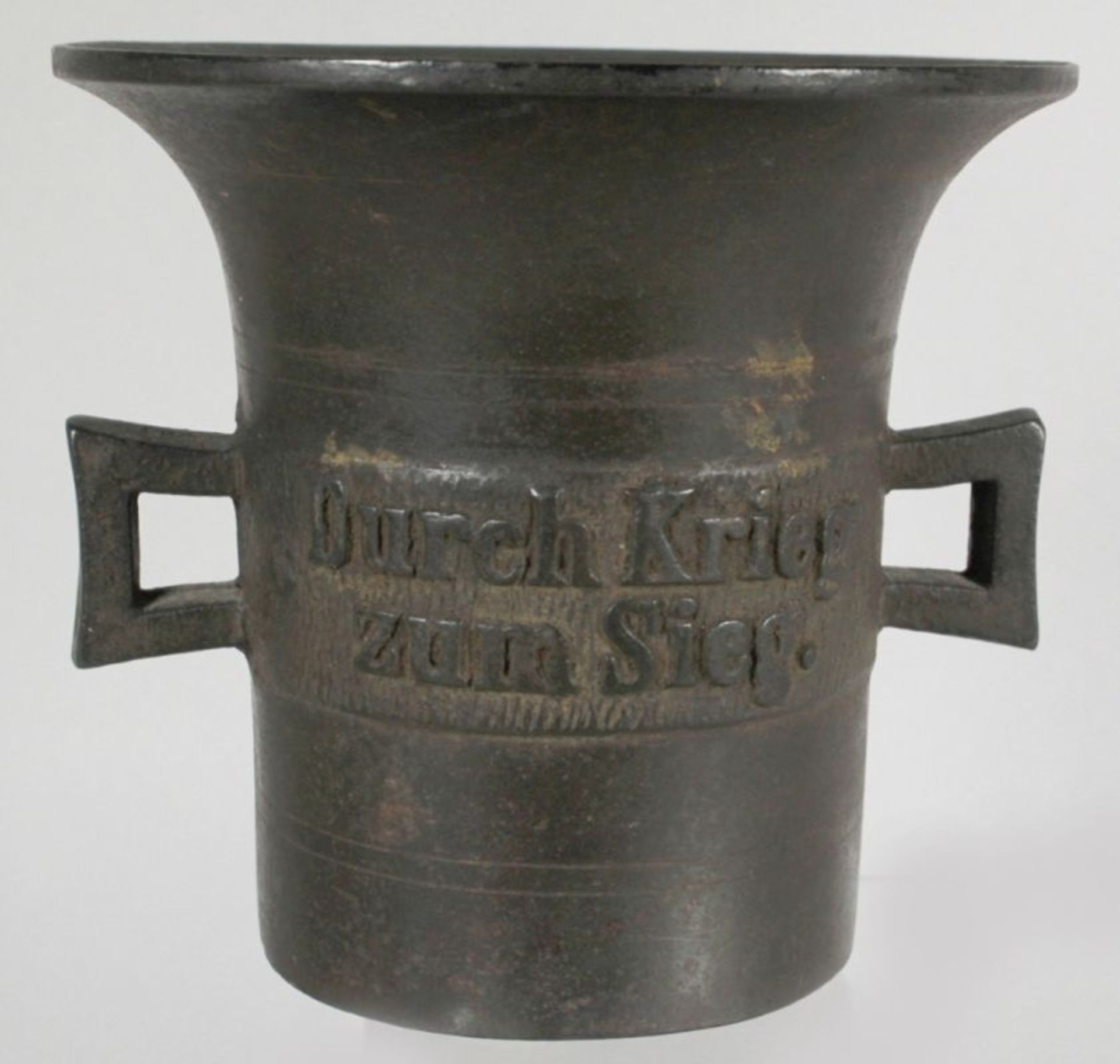 Eisen-Mörser mit Pistill, dt., 1914-16, kantige Henkel, Banddekor, mit reliefierterBeschriftung, " - Bild 2 aus 3