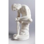 Alabaster-Figur, "Dornenzieher", anonymer Bildhauer Mitte 20. Jh., naturalistischeDarstellung, H