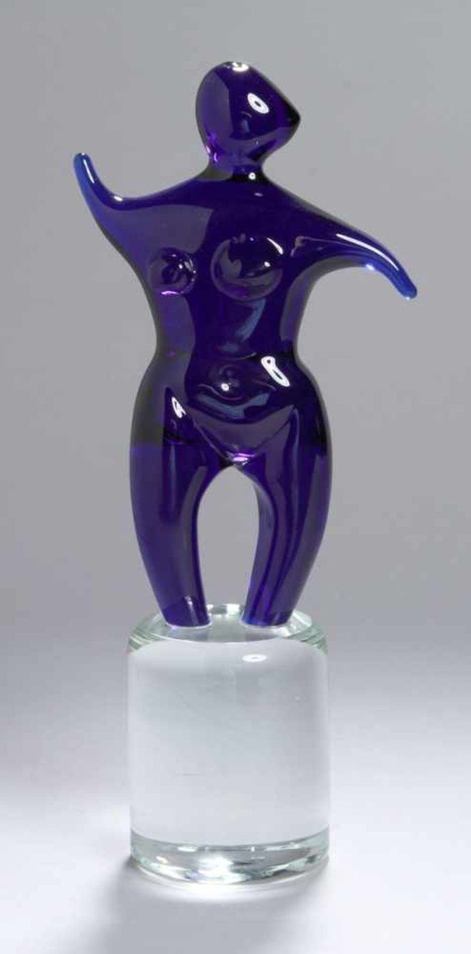 Glas-Plastik, "Figur", wohl Murano, 2. Hälfte 20. Jh., auf rundem, zylindrischemKlarglassockel