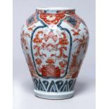 Porzellan-Ziervase, Japan, Meiji-Periode, im Arita-Stil gearbeitet, Balusterkorpus mitkurzem