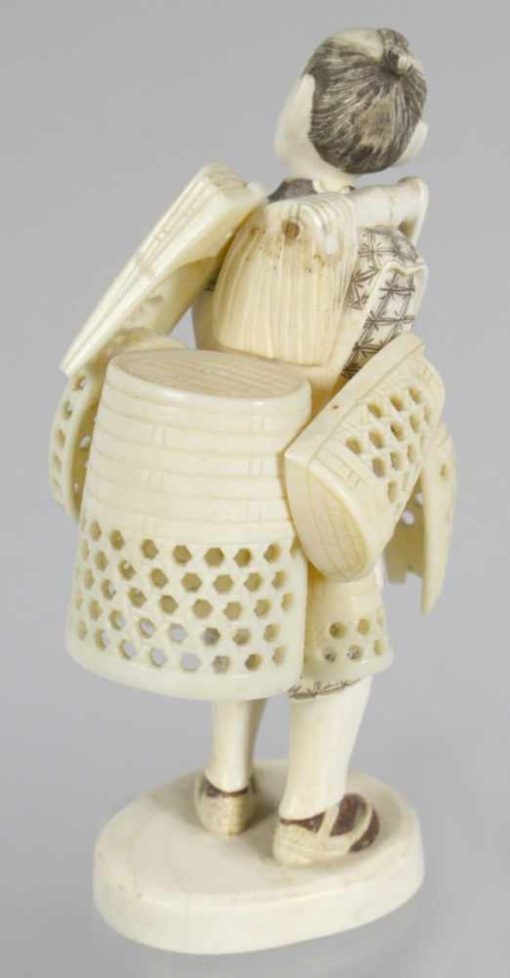 Elfenbein-Figur, "Korbverkäufer", Japan, Meiji-Periode, auf Sockel vollplastische,stehende - Bild 2 aus 5