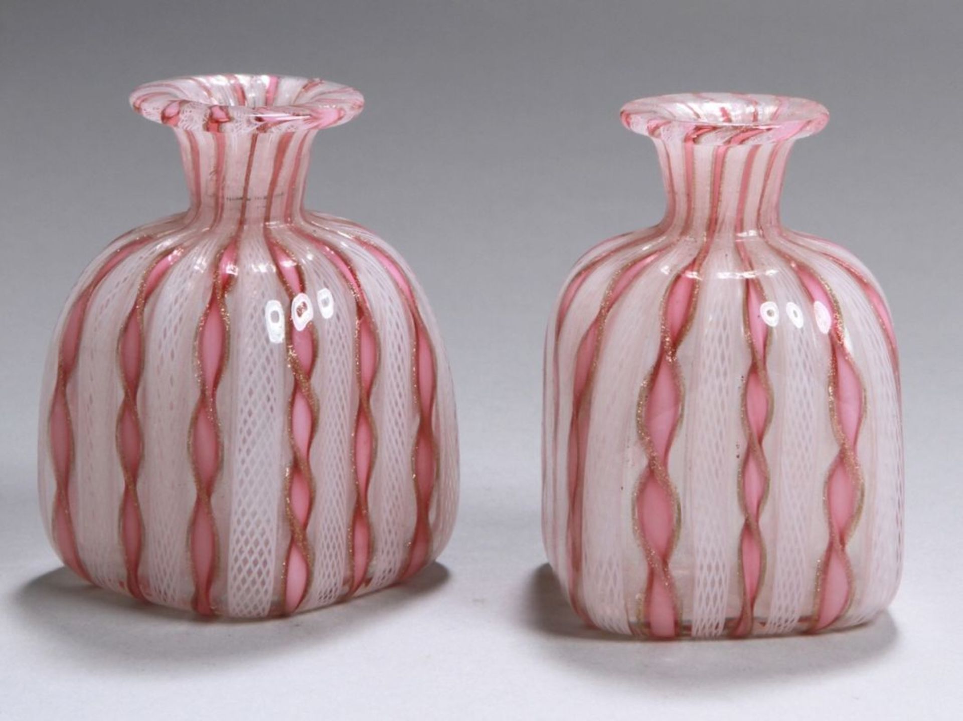 Ein Paar Glas-Zierväschen, "Zanfirico", Murano, Mitte 20. Jh., gefertigt aus