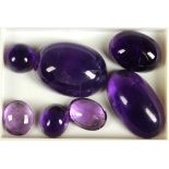 Konvolut Amethysten, 7-tlg., zus. ca. 80,00 ct., von hell- bis dunkellila,unterschiedliche Schliff-