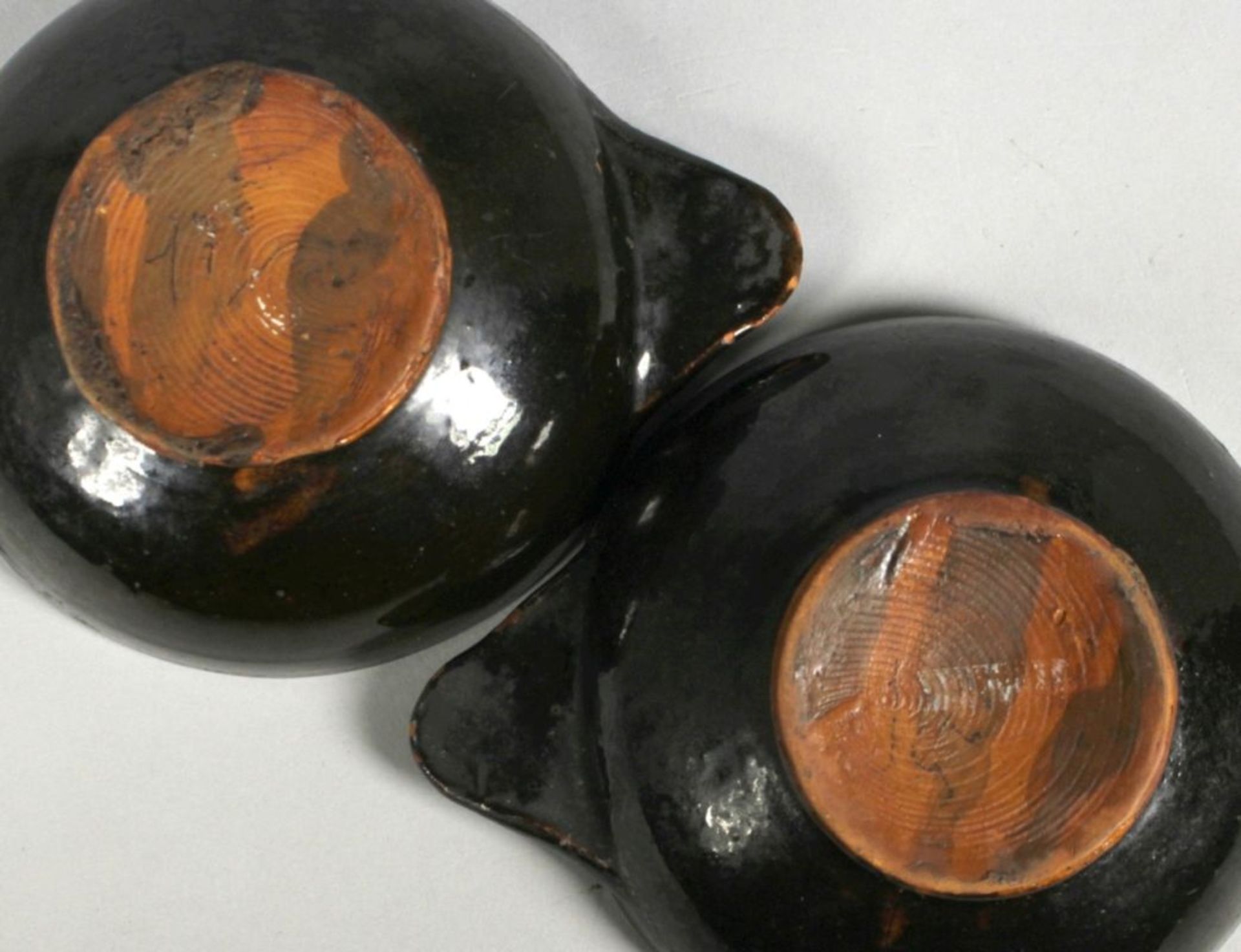 Zwei Keramik-Schälchen, Schwarzwald, 18. Jh., mit seitlichen Muschelgriffen, ziegelroterScherben, - Bild 2 aus 2