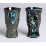 Ein Paar Glas-Ziervasen, wohl Böhmen, 20. Jh., kobaltblaues Glas, ungelmäßige milchige