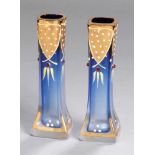 Ein Paar Glas-Zierväschen, Böhmen, um 1900, vierseitige Form, farbloses Glas, blauverlaufend