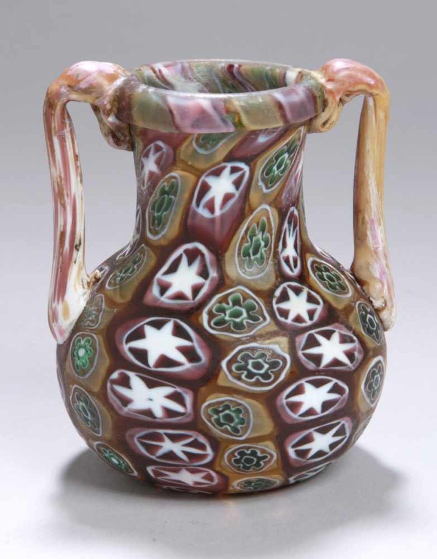 Glas-Doppelhenkelziervase, "Mosaico", Murano, Fratelli Toso, um 1910, 2 applizierteHenkel, farbloses