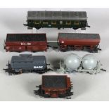 Sechs Waggons, Roco, Spur HO, unterschiedliche Modelle, bespielt