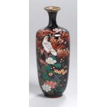 Silbersteg-Cloisonnéziervase, Japan, Meiji-Periode, Schauseiten mit Silberstegauflötungenin Form von