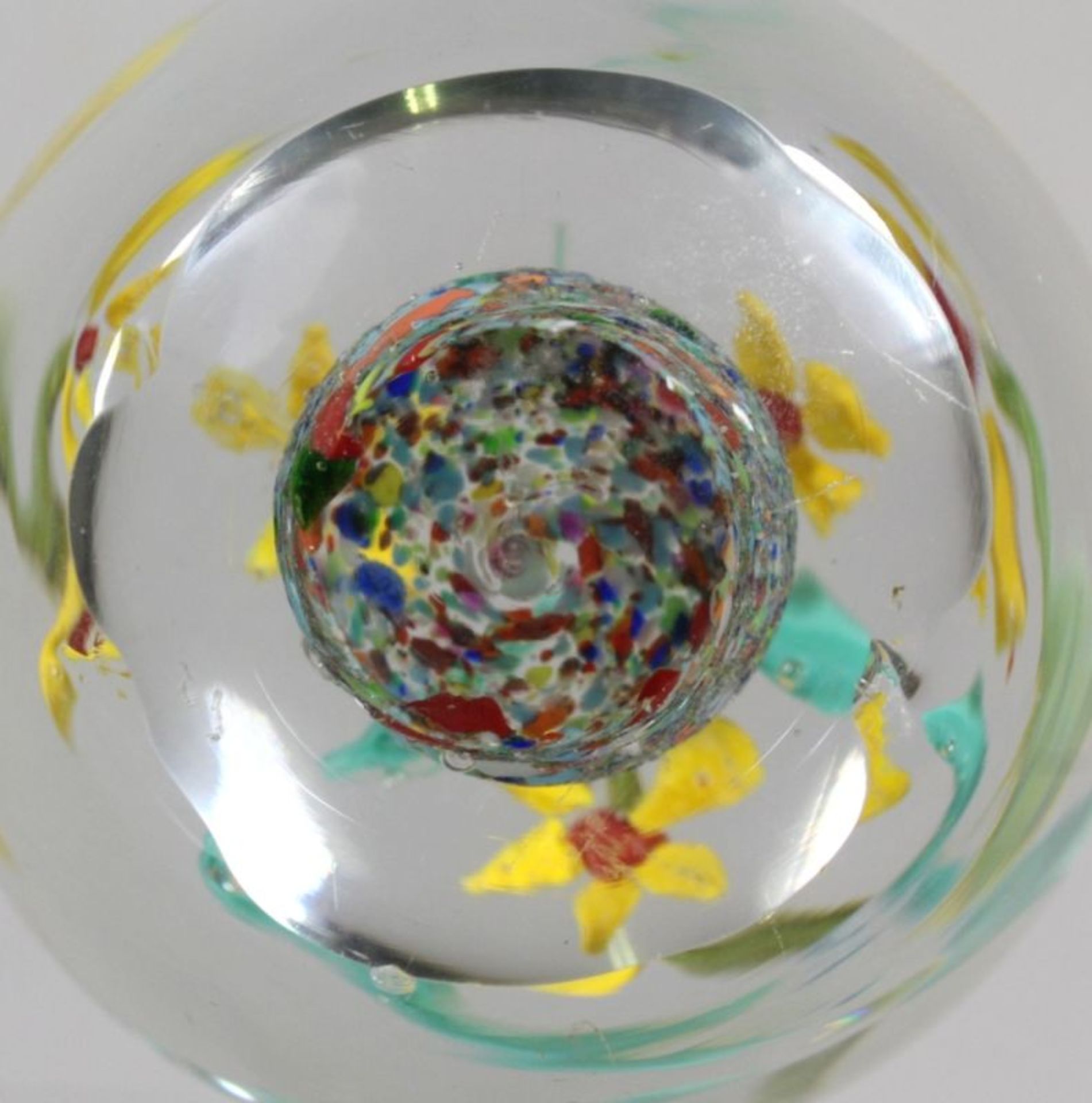 Glas-Paperweight, wohl Bayerischer Wald, 2. Hälfte 20. Jh., über plan geschliffenerStandfläche - Bild 2 aus 2