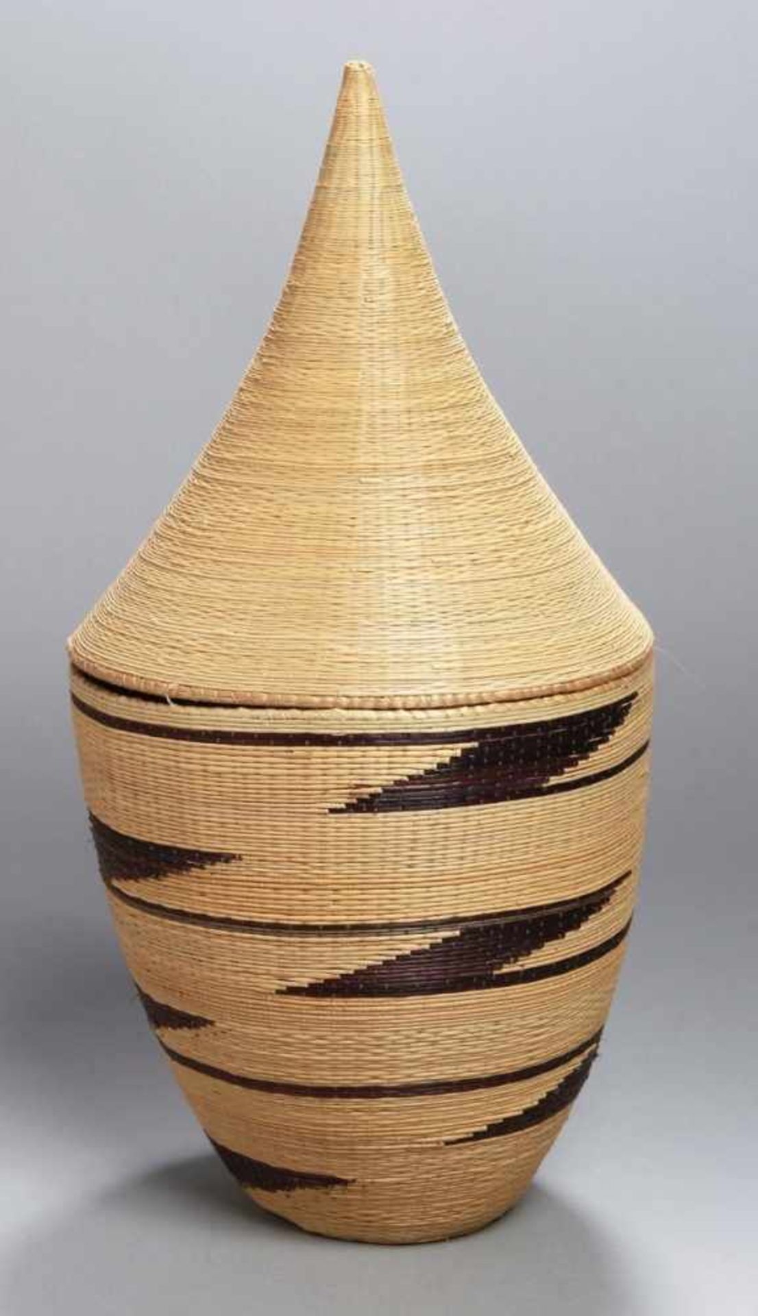 Bast-Deckelkorb, Tutsi, Ruanda, schöne, feine Handarbeit, gefertigt aus Bastgewebe inbeige,