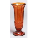 Glas-Ziervase, Luxval, Val St. Lambert, Belgien, um 1935, bernsteinfarbenes Pressglas,Reliefdekor,