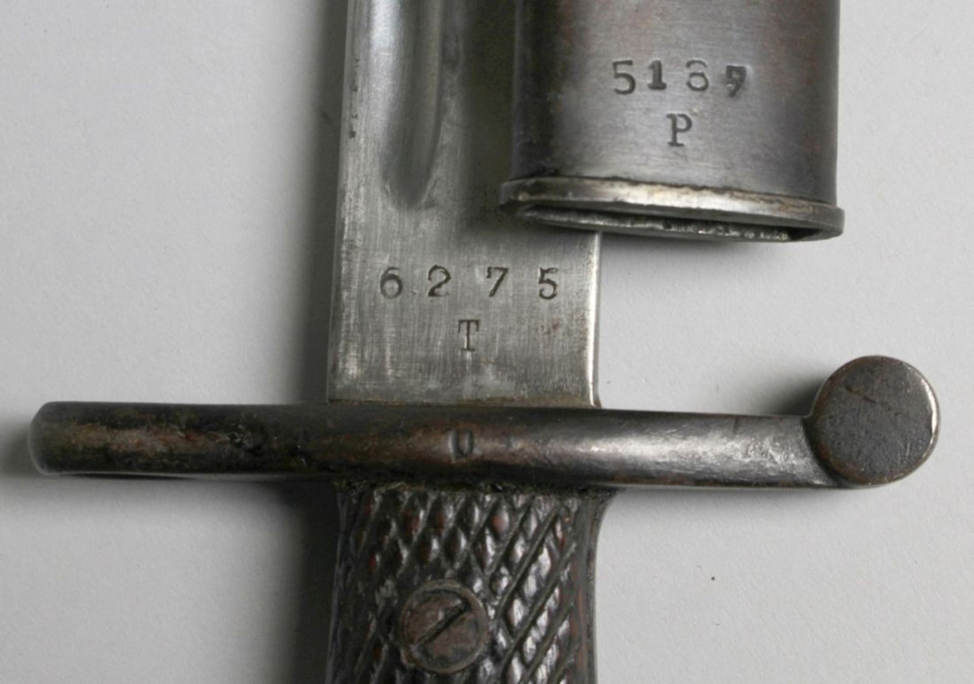 Bajonett, um 1900, spitz zulaufende, einschneidige Stahlklinge mit beidseitiger Blutrille,Eisengriff - Bild 2 aus 3