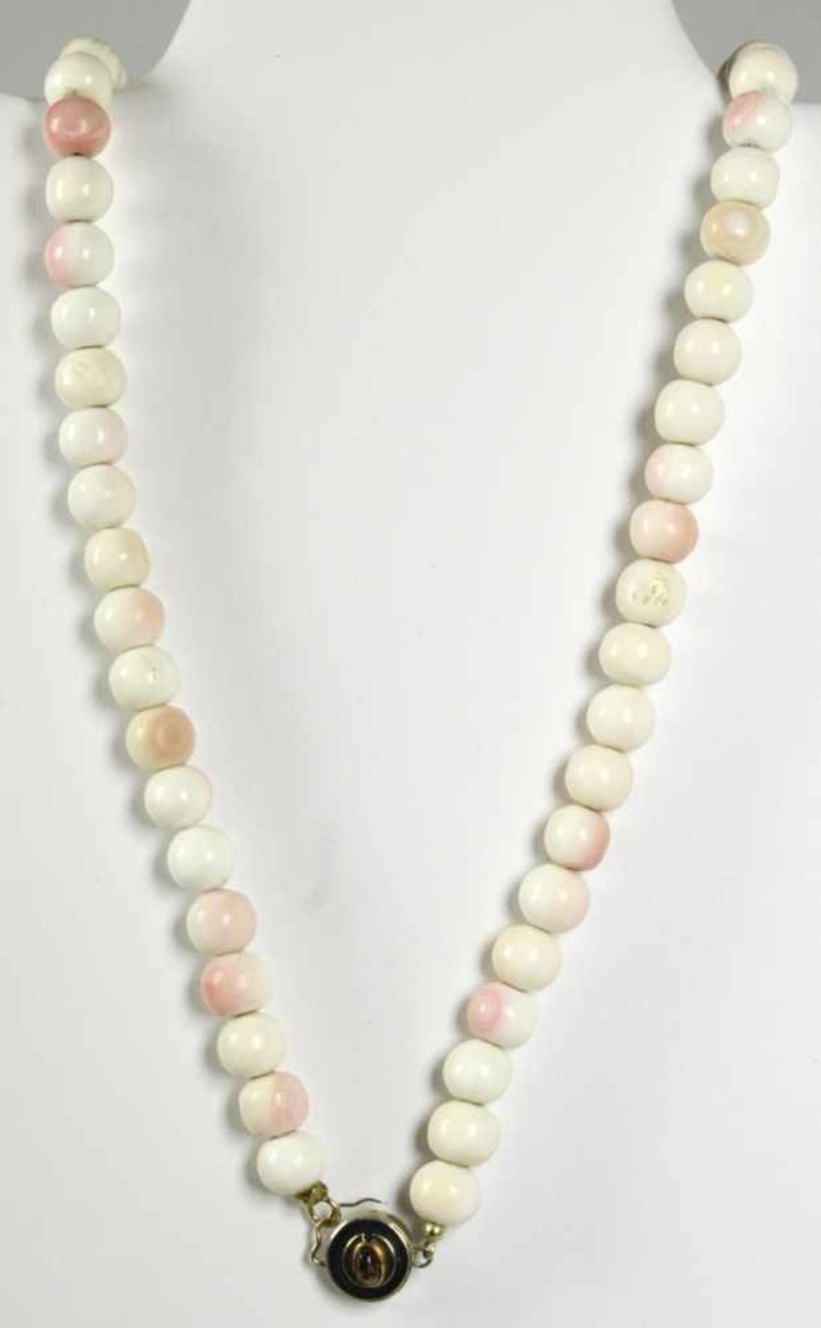 Engelshautkorallen-Halskette, Choker gefädelt, D 11 mm, Farbe: weiß-rose, Rund-Schließemit
