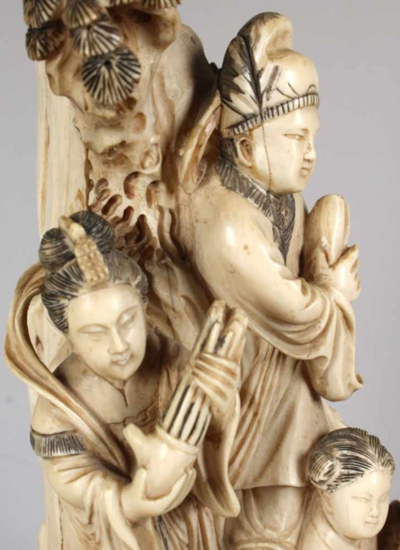 Elfenbein-Figur, China, Mitte 19. Jh., auf Natursockel vollplastische Figurenstaffage mit3 - Bild 3 aus 4